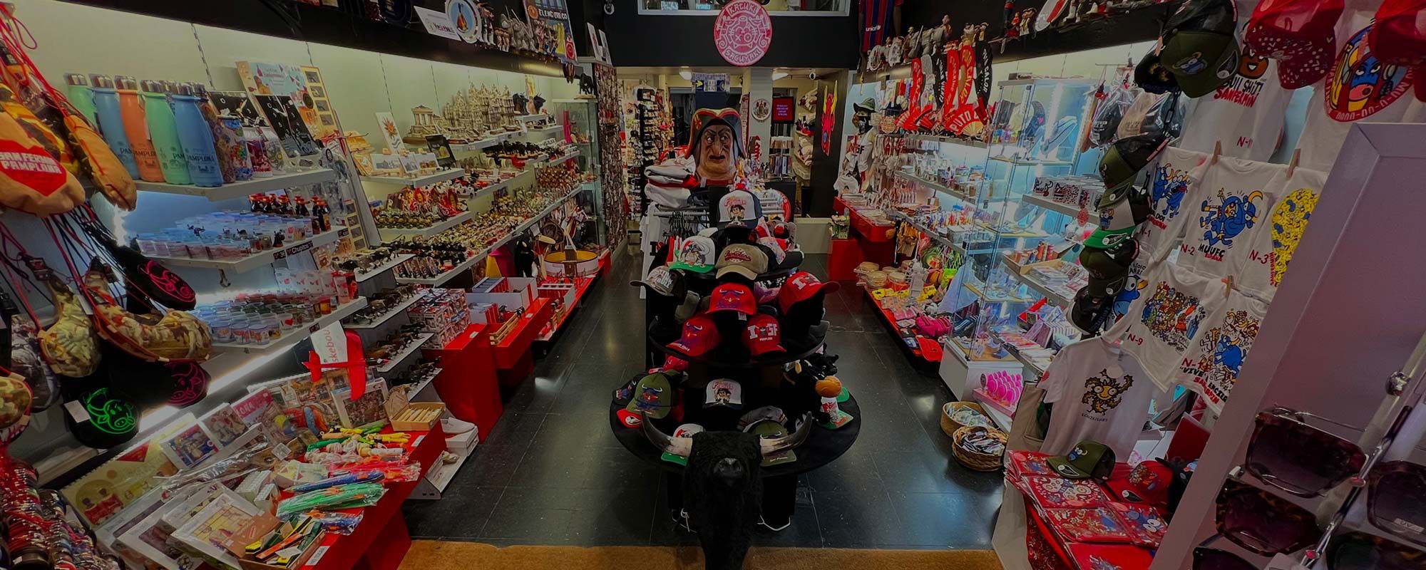 Interior de la tienda El Encierrico en Pamplona con souvenirs y regalos de San Fermín y Navarra