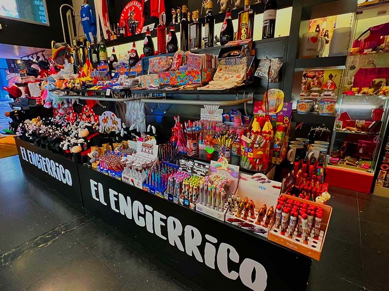 Interior de El Encierrico en Pamplona con souvenirs y regalos de San Fermín y Navarra