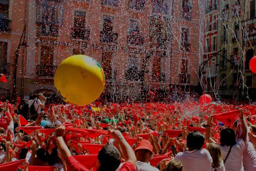 La Historia y Tradición del Pañuelo Rojo en San Fermín