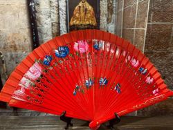 Abanico madera rojo con rosas