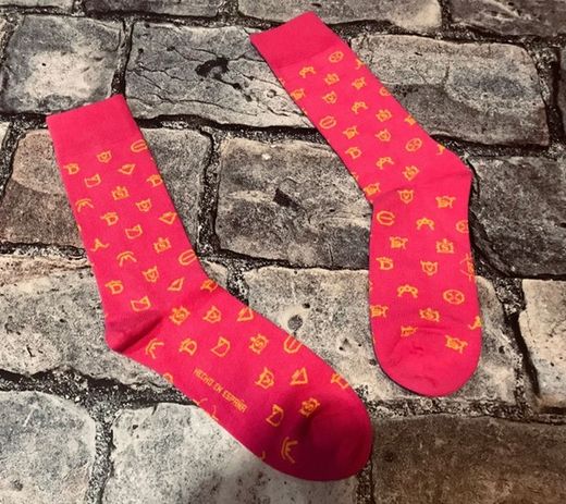 Calcetín rosa con iconos amarillos