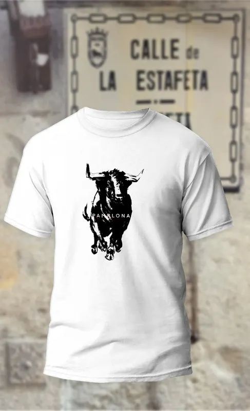 Camiseta con cabeza de toro negro y blanco y abajo texto en negro Pamplona y San Fermin en rojo