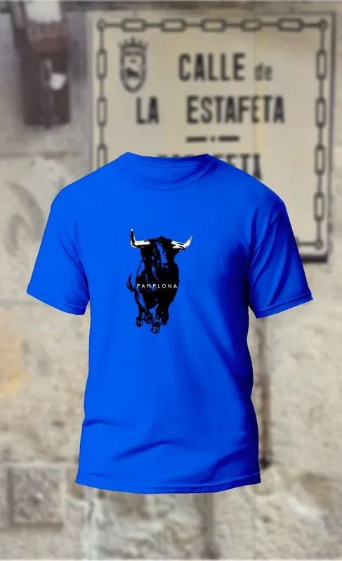 Camiseta con cabeza de toro negro y blanco y abajo texto en negro Pamplona y San Fermin en rojo