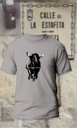 Camiseta con cabeza de toro negro y blanco y abajo texto en negro Pamplona y San Fermin en rojo