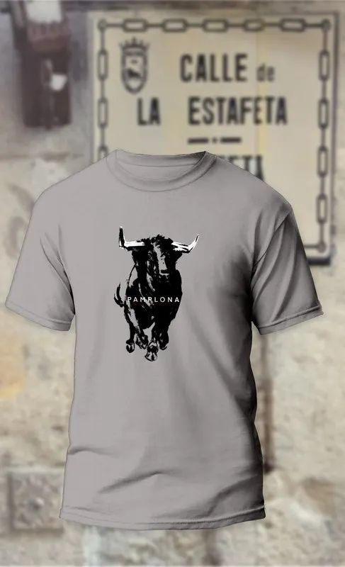 Camiseta con cabeza de toro negro y blanco y abajo texto en negro Pamplona y San Fermin en rojo