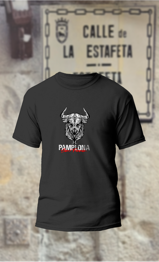 Camiseta con cabeza de toro negro y blanco y abajo texto en negro Pamplona y San Fermin en rojo