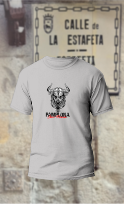 Camiseta con cabeza de toro negro y blanco y abajo texto en negro Pamplona y San Fermin en rojo