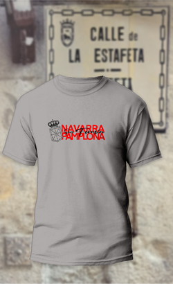 Camiseta con escudo de Navarra en blanco o negro y texto “Navarra” y “Pamplona” en rojo.