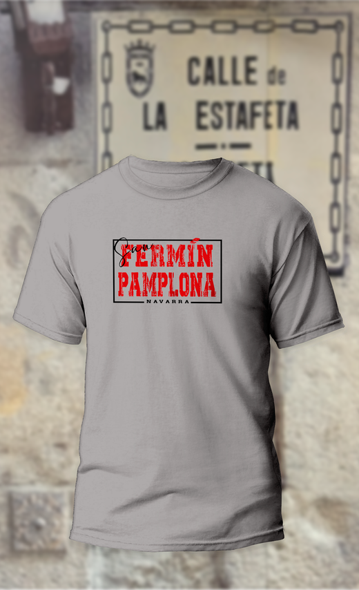 Camiseta con letrero rectangular con texto en rojo Fermin Pamplona