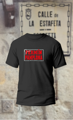 Camiseta con letrero rectangular con texto en rojo Fermin Pamplona