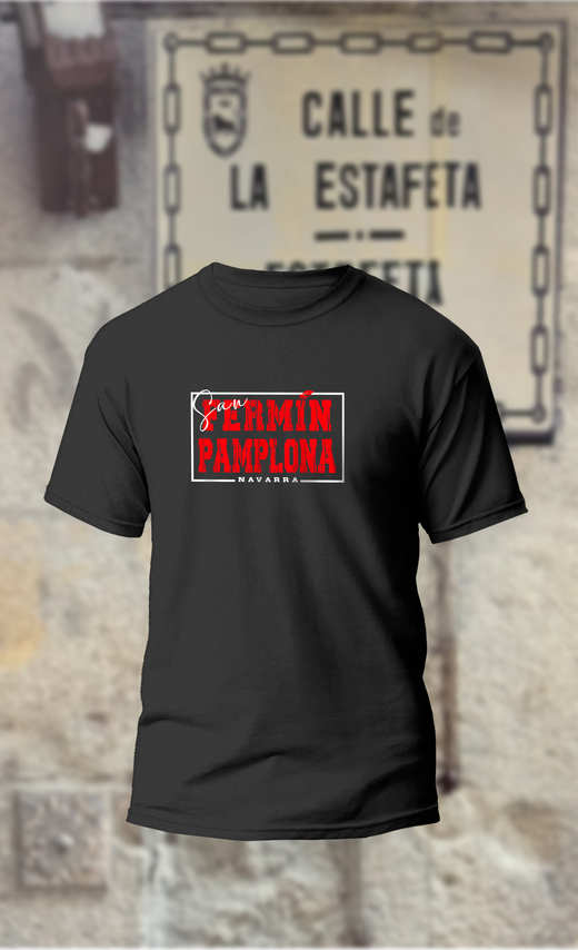 Camiseta con letrero rectangular con texto en rojo Fermin Pamplona