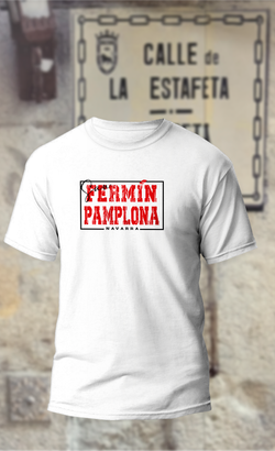 Camiseta con letrero rectangular con texto en rojo Fermin Pamplona