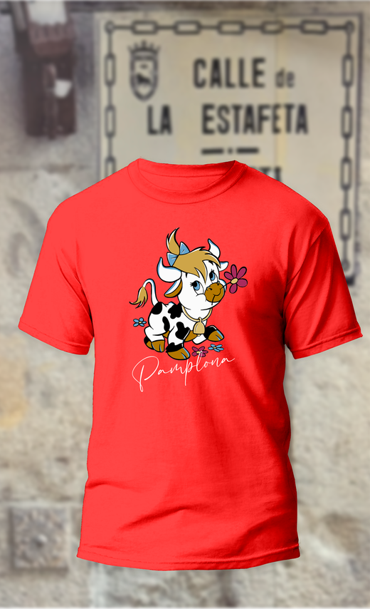 Camiseta con una vaquita con una flor en la boca