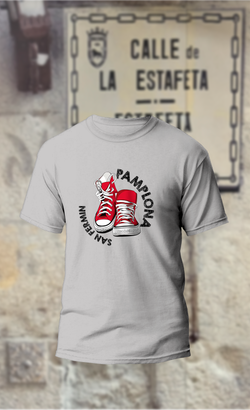 Camiseta con zapatillas Converse rojas