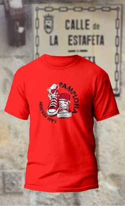 Camiseta con zapatillas Converse rojas
