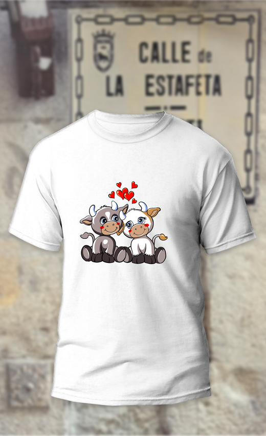 Camiseta de torito y vaquita enamorados con corazones