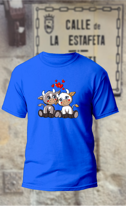 Camiseta de torito y vaquita enamorados con corazones