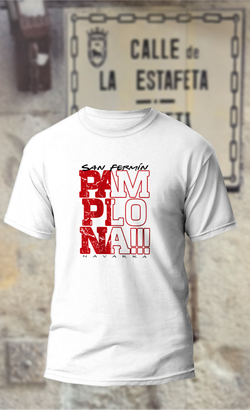 Camiseta texto rojo con Pamplona en vertical
