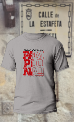 Camiseta texto rojo con Pamplona en vertical