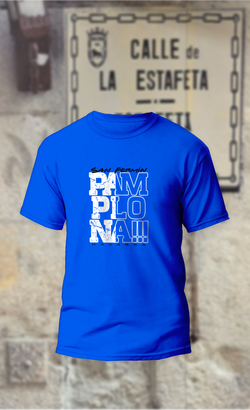 Camiseta texto rojo con Pamplona en vertical