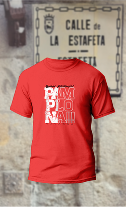 Camiseta texto rojo con Pamplona en vertical