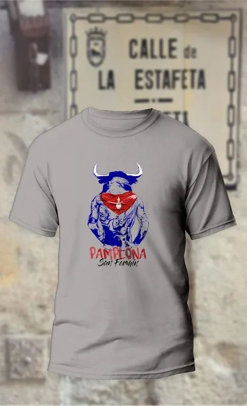 Camiseta toro azul de espaldas, con pañuelo.