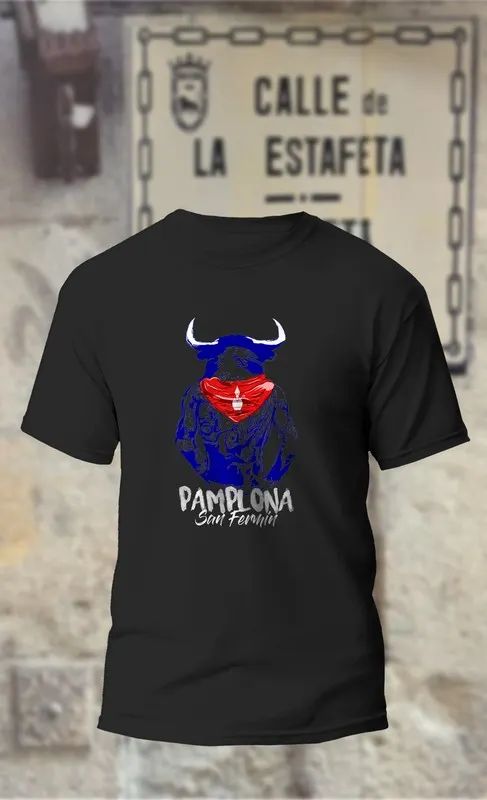 Camiseta toro azul de espaldas, con pañuelo.