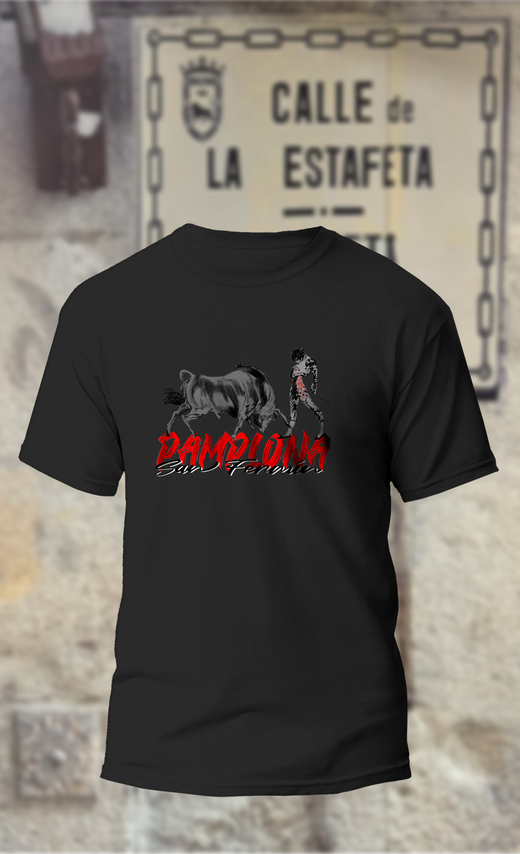 Camiseta toro con torero en negro y texto de Pamplona en rojo