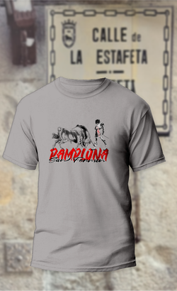 Camiseta toro con torero en negro y texto de Pamplona en rojo