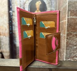 Cartera rosa y marrón