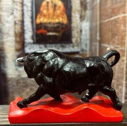Figura Toro Base Roja