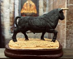 Figura Toro bravo de lado base marron