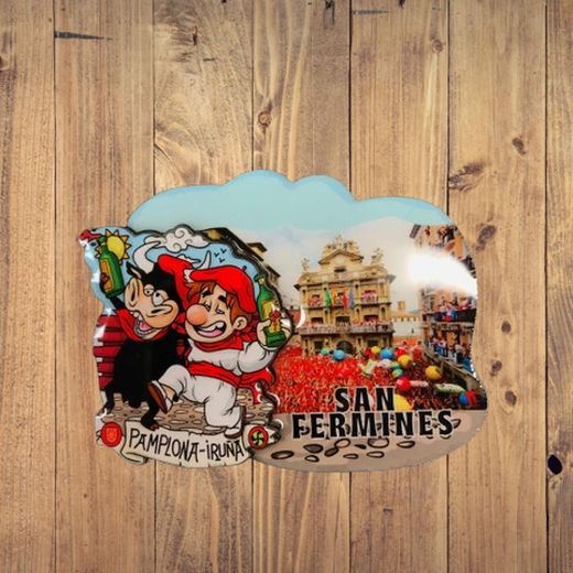 Imán corredor y toro, ayuntamiento de fondo