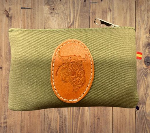 Monedero verde de tela grabado toro en piel