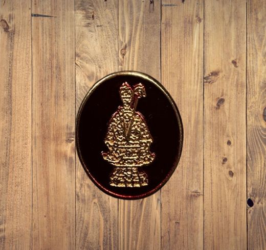 Pin San Fermín con fondo vino