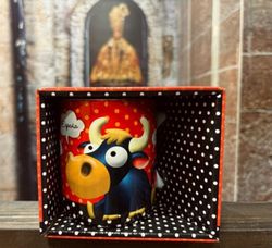 Taza con caja Toro gracioso