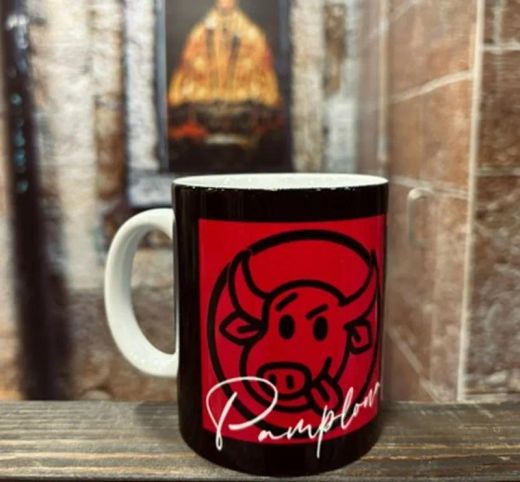 Taza el encierrico base negra y rosado